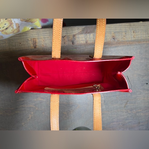 Authentic Louis Vuitton Reade PM handbag in Red Monogram Vernis patent leather. - Picture 4 of 11